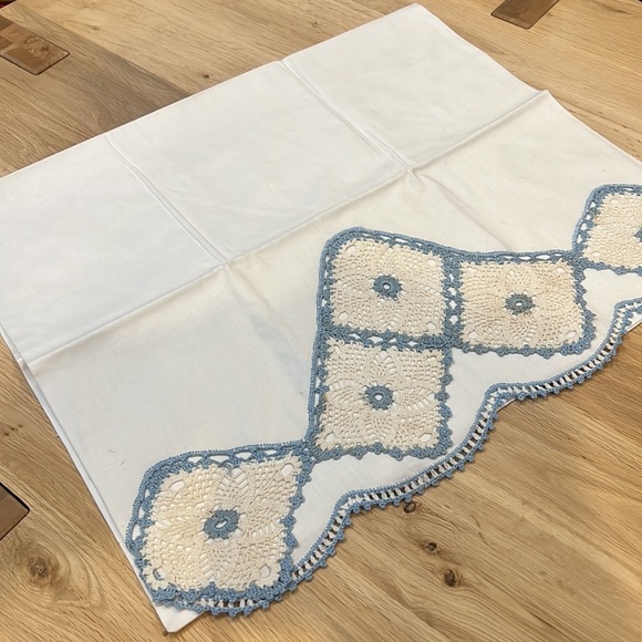 Handmade linen – cotton blend, crocheted, embellished, pillowcase, vintage - Picture 3 of 3